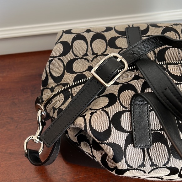 HADLEY SIGNATURE ZIP SATCHEL (COACH F31841)
SILVER/BLACK/WHITE/BLACK Preloved - Picture 5 of 11